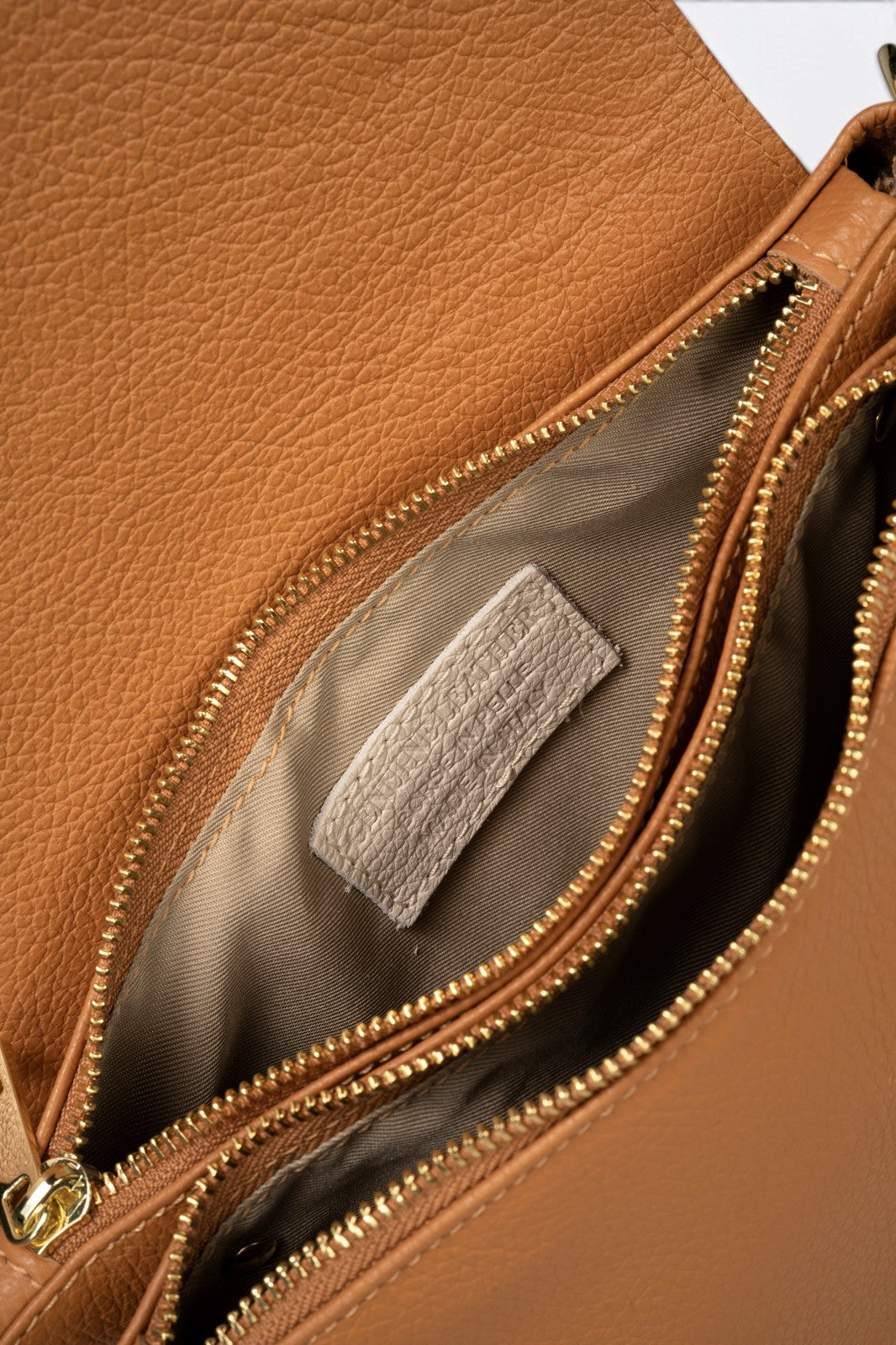 ELLA Leather Crossbody Bag - Cuoio