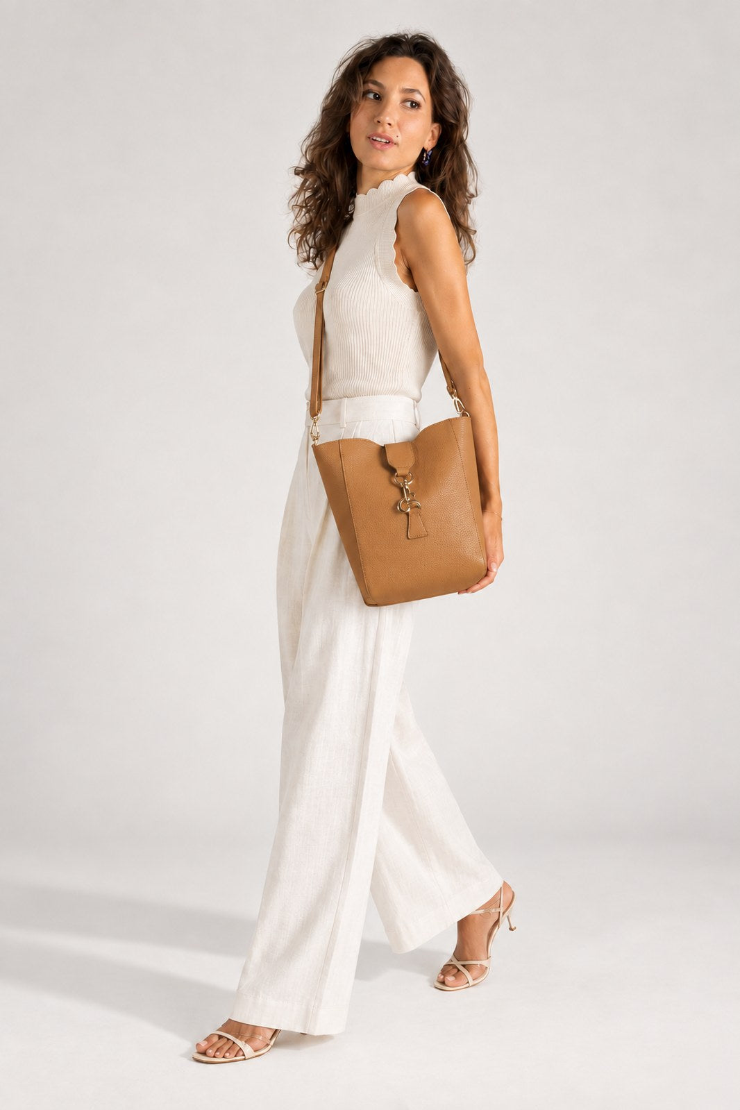 REINA Leather Crossbody Bag - Cognac