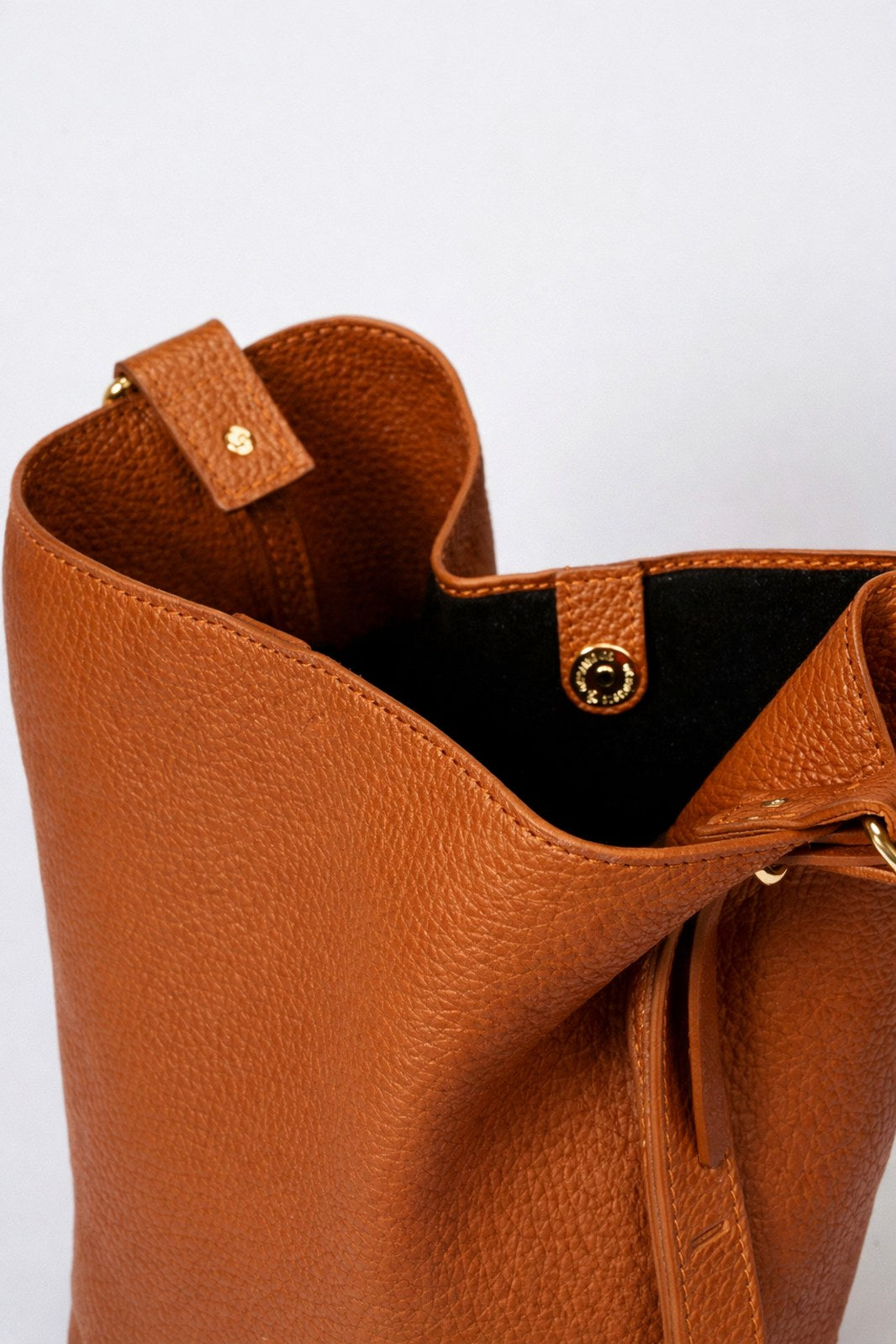 ARIAH Leather Shoulder Bag - Cuoio